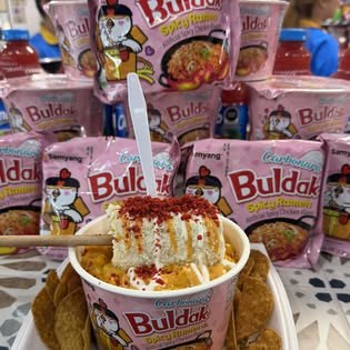 Cup de ramen picante con corn dog