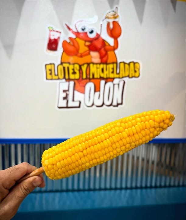 Elote en palito frente al mural de El Ojón