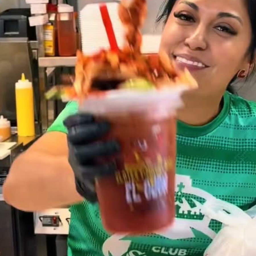Michelada siendo servida