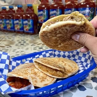 Pupusa abierta mostrando el relleno