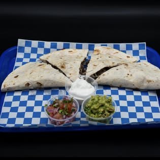 Plato de quesadilla con salsa, guacamole y crema