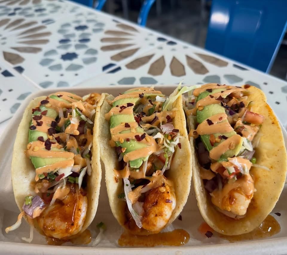 Charola de tacos de camarón lista para la mesa